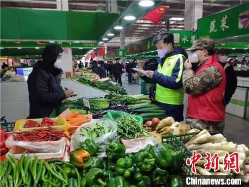 基层疫情防控第一线,上海社区青年志愿者在行动。 供图 摄 守好“心门” 上海青年在疫情防控第一线展“十八般武艺”