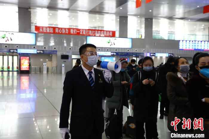 图为铁路工作人员引导旅客。 周晓舟 摄 哈铁恢复开行16.5对旅客列车助力复产复工