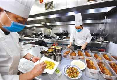 北京多家餐厅增加送餐到家服务 对外卖配送员测体温