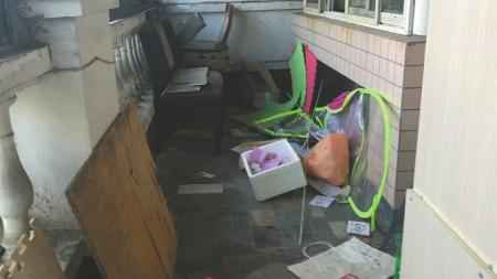 出租屋现在的情况杂乱无章。 租客交的房租去哪儿了?疫情下中介公司玩起租赁套路