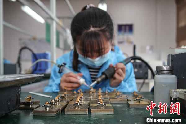 3月6日,贵州省贵安新区高端装备制造产业园内一家企业员工正在生产作业。近日,贵州省贵安新区入驻企业在做好疫情防控的同时有序复工复产。截至3月5日,贵安新区直管区工业企业已复产54户,复产率约95%。 瞿宏伦 摄 综述:贵州应考