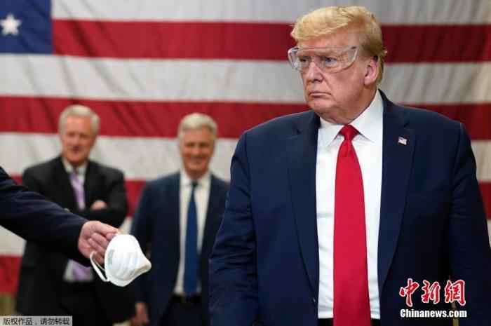 当地时间5月5日,美国总统特朗普在亚利桑那州一家口罩工厂参观时,无视工厂车间的提示,在没有戴口罩的情况下进行了视察活动。报道称,特朗普在视察这家工厂期间,戴着护目镜,但没有戴口罩。而整个工厂车间里有很多提示员工戴口罩的牌子,其中一个写着:“注意:该区域需要戴口罩。” 特朗普宣布战略储备重组计划:物资不够怪奥巴马