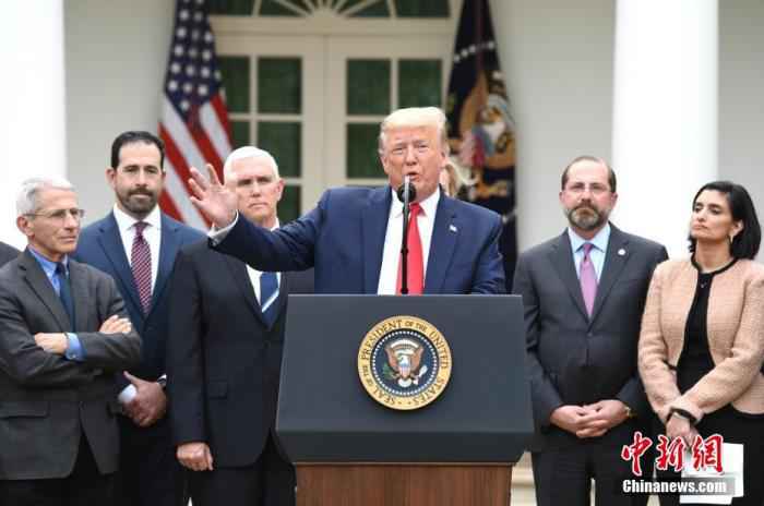 当地时间3月13日,美国总统特朗普在白宫宣布“国家紧急状态”,应对新冠肺炎疫情。 中新社记者 陈孟统 摄 一周内病例翻10倍 美国正加速成为全球疫情“震中”