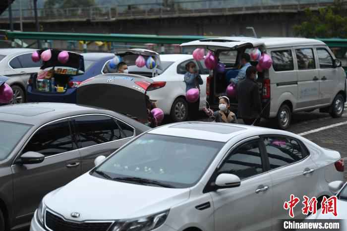 重庆景区恢复常态 ：汽车后备箱集市添乐趣